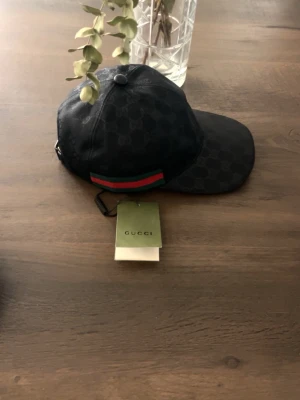 Svart Gucci krps - Svart Gucci keps helt ny,vattentät finns i S och M. Dm för vilken fråga som helst!🫡