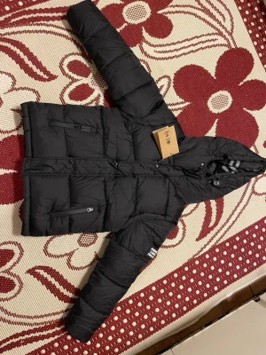 Svart dunjacka från Burberry - Skickar direkt samma dag vid snabbaffär Helt ny passar som M dock