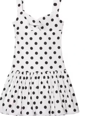 Klänning med polka dots - Intressekoll på min vita klänning med breda axelband och svarta polkaprickar. Klänningen har en söt detalj vid bysten och en kjol nedtill Perfekt inför sommaren❣️