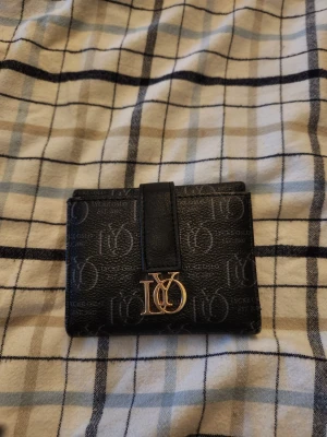 Svart plånbok från Lycke Oslo - Svart plånbok från lycke Oslo som knappt är använd, det är 11st fack och ett stort för sedlar, samt ett för mynt me dragkedja som aldrig har strulat. Nypris: 500kr