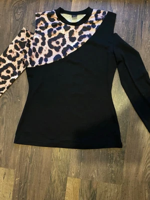 Cut-out shoulder långärmad  - Köparen står för frakten!