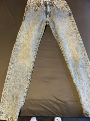 Woodbird’s ljusblå jeans straight fit - Klassiska Woodbird jeans i ljusblå tvätt med rak passform. Jeansen har fem fickor, knappgylf och är tillverkade i 100% bomull. Perfekta för en avslappnad och tidlös stil.