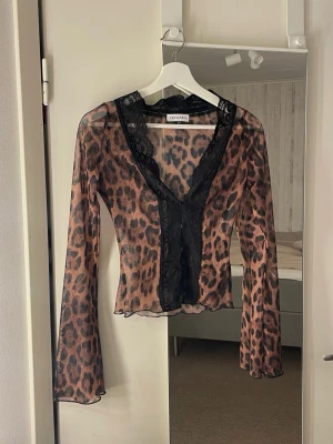 Leopardmönstrad mesh topp Venderby’s - Snygg spets tröja med leopard mönster ifrån Venderby’s! 🐆🖤 Använd en gång, storlek XS/S. Nypris: 634kr (449 DKK).