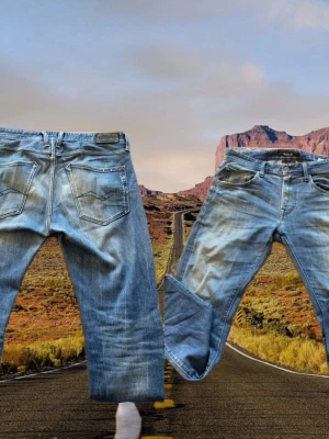 Replay jeans blå , storlek 31/32 - Snygga blå jeans med klassisk femficksmodell och slitna detaljer framtill. Jeansen har raka ben och normal midja. Tillverkade i bomull med en skön tvättad look som ger en avslappnad vibe.