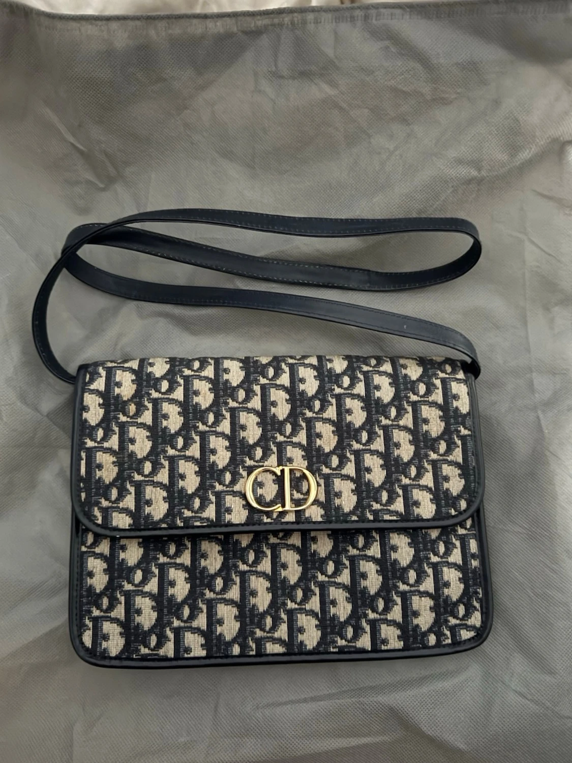 Dior monogram axelremsväska