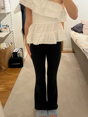 Vit volang blus från Zara - Säljer denna vita volang blus från Zara i storlek S🩷