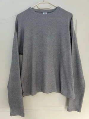 Finstickad tröja Zara  - Superfint skick bortett från fläcken på vänster ärm (se bild 4 & 5) - går förmodligen bort i tvätt  Storlek 164 men passar mer en xs/s (säljs som xs)  Mindre slits på sidorna 