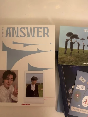 Enhypen dimension answer album - Kommer med photobook, cd, 2 pcs och alla tillhörande inclusions. Liten defekt på baksidan (se sista bilden) men annars är allt bra skick