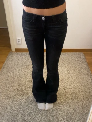 Svarta bootcut jeans med fickdetaljer - Snygga svarta lågmidjade jeans från Gina tricot. Sänker inte priset eftersom jag fick hem dom häromdagen och använt dom 1 gång!!🥰