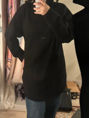 Long black shirt - It comes down to your knees. Pretty oversized for people who like to cover themselves! It’s originally size 38, but it still will fit people who are more or less, it depends how baggy you want it!