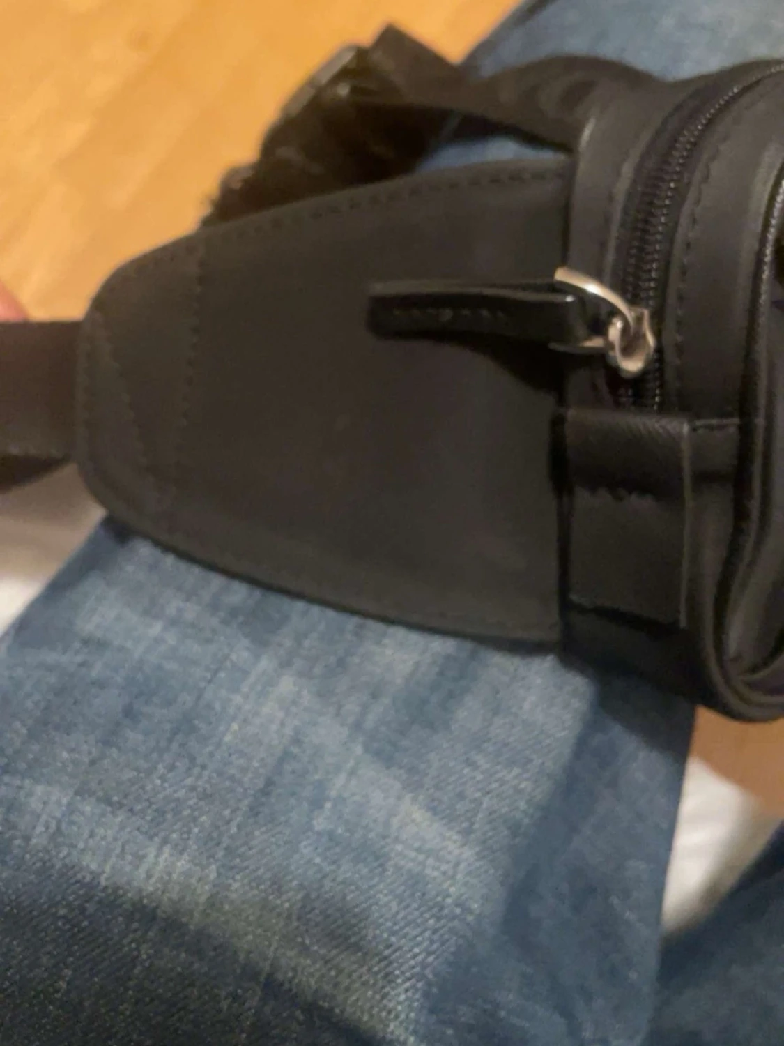 Svart axelväska från Prada - 1