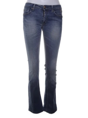 REPLAY blå bootcut jeans med slitningar - Säljer ett par jätte snygga Replay jeans med snygga slitningar och broderade detaljer på fickorna. Skriv vid frågor eller om bilder, strl W32/L32. Midjemått: 72cm innerbenslängd: 76cm