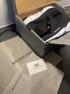 Balenciaga Speed Trainer svarta sneakers - Svarta Balenciaga Speed Trainer sneakers med vit chunky sula och stickad ovandel i textil. Strumpliknande passform med Balenciaga-logga på sidan. Grymt lätta och flexibla skor som ger en futuristisk vibe och sticker ut i mängden.