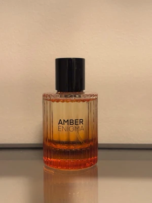 Amber Enigma samples - Splittar Filip Dikmens nya parfym Amber Enigma🤩  Toppnoterna är Bergamot, Rosépeppar och Saffran     Hjärtnoterna är Ros, Jasmin och Svarta vinbär     Basnoterna är Vanilj, Amber och Mysk🔥    Jag filmar när jag skickar 📷   Packar bra och säkert i glasdekant👍  Ansvarar inte för PostNords eventuella slarv!  Priserna står nedanför och frakt köpes till👇    2 ml / 5 ml  65 kr / 140 kr    Allt gott 😊