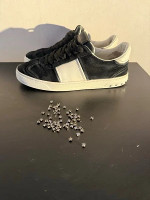 Nitar till flycrews  - Nitar till flycrews | inte original | 5kr styck | pris kan diskuteras vid köp av många | vill du slippa lägga 50-100kr styck på original så kan jag varmt rekommendera dessa! | på bild 2 kan man se skillnaden på original nitarna och dessa, 4e niten är inte original | 🙌50kr för 10 sen blir det billigare desto mer man köper | 🤝🤝🤝