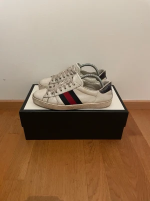 Gucci Ace - Ett par Gucci ace som är lite slitna men fortfarande sjukt snygga! Box medföljer. Priset är förhandlingsbart!