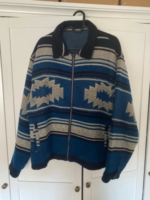 Pull&Bear jacka - Fin Pull&Bear jacka som går att använda på båda hållen, dels med mönster och dels med denim.