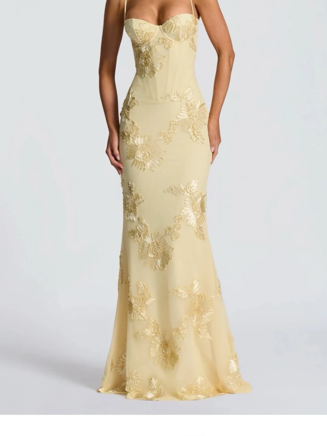 Gul maxiklänning med spetsdetaljer