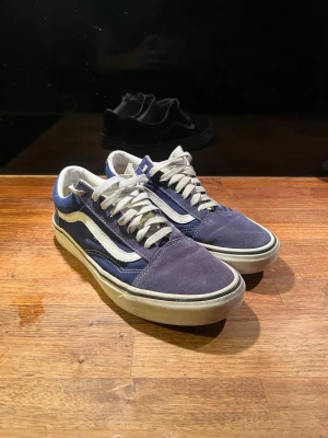 Vans skor - Tjena, säljer ett par schyssta men välanvända Vans i skicket 6,5/10. Priset är 249kr. Finns små defekter på skorna se bilder. Kom gärna med frågor eller prisförslag