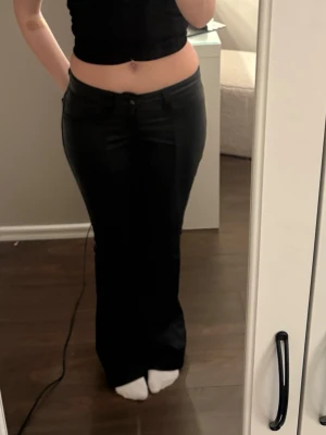 ”Skinnbyxor” från Gina tricot  - Säljer dessa skitsnygga ”skinnbyxorna” som är low waist från Gina tricot. De är som jeans typ i materialet, de står ”perfect jeans” på lappen. Dom är aldrig använda och dom är som nya. 