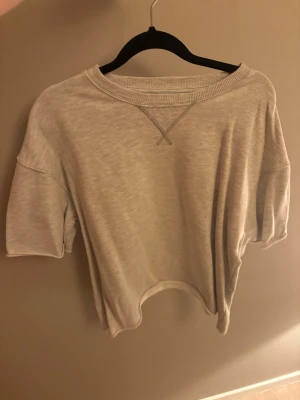 Ljusgrå croppad topp med kort ärm - Grå T-shirt i hoodie material💕💘