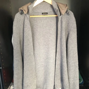 Massimo Dutti cardigan  - Snygg Massimo Dutti cardigan i fint skick. Det är storlek M men den är lite liten i storleken och passar M/S. Luvan är avtagbar. Hör av er för frågor!