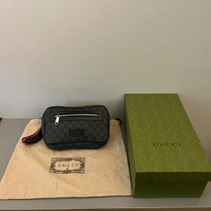 Svart midjeväska Med GG - Svart midjeväska med GG mönster  