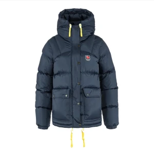 Mörkblå Fjällräven jacka - Intressekonflikt på min expedition down lite jacket w i storlek S från fjällräven. Den är i färgen navy och perfekt jacka nu till vintern. Jag har använt den varsamt så skicket är bra. Hör av dig om fler bilder önskas eller om du har några andra funderingar. Priset kan diskuteras!