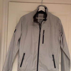 Helly Hansen jacka - Säljer min gråa Helly Hansen jacka då jag ej använder den mer! | Skick 7/10! | Storlek XS men sitter mer som en S! | Pris går att diskutera vid snabb affär!!| Hör av dig vid behov av svar på frågor! 