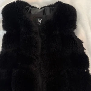 Pälsväst medellång - Superfint skick, ej äkta päls