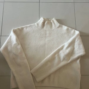 Vit stickad   - Säljer en krämvit stickad polotröja med krage från &otherstories