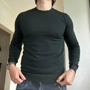 Merinoull tröja från Massimo Dutti - Säljer en schysst tröja från Massimo Dutti i Merinoull | Nyskick, använd någon enstaka gång | Storlek Medium (sitter som small) | Modellen på bilden är 178cm | Hör av dig vid minsta fundering