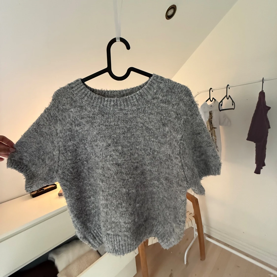 Grå stickad kortärmad tröja - 1