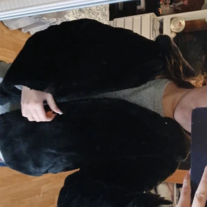 Svart pälsjacka  - Jättefin pälsjacka i strl 158/164 men jag har S i vanliga fall och är 165 cm så inte förkort alls