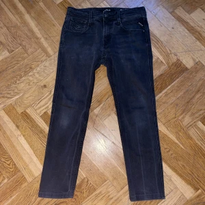Replay Anbass svarta slim jeans 30/30 - Svarta Replay Anbass jeans med slim passform och klassisk femficksdesign. Jeansen är i väldigt bra skick . Fraktar samma dag.