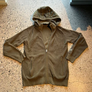 Indicode Cardigan - Olivgrön Cardigan-tröja från Indicode Jeans. Perfekt nu inför hösten!