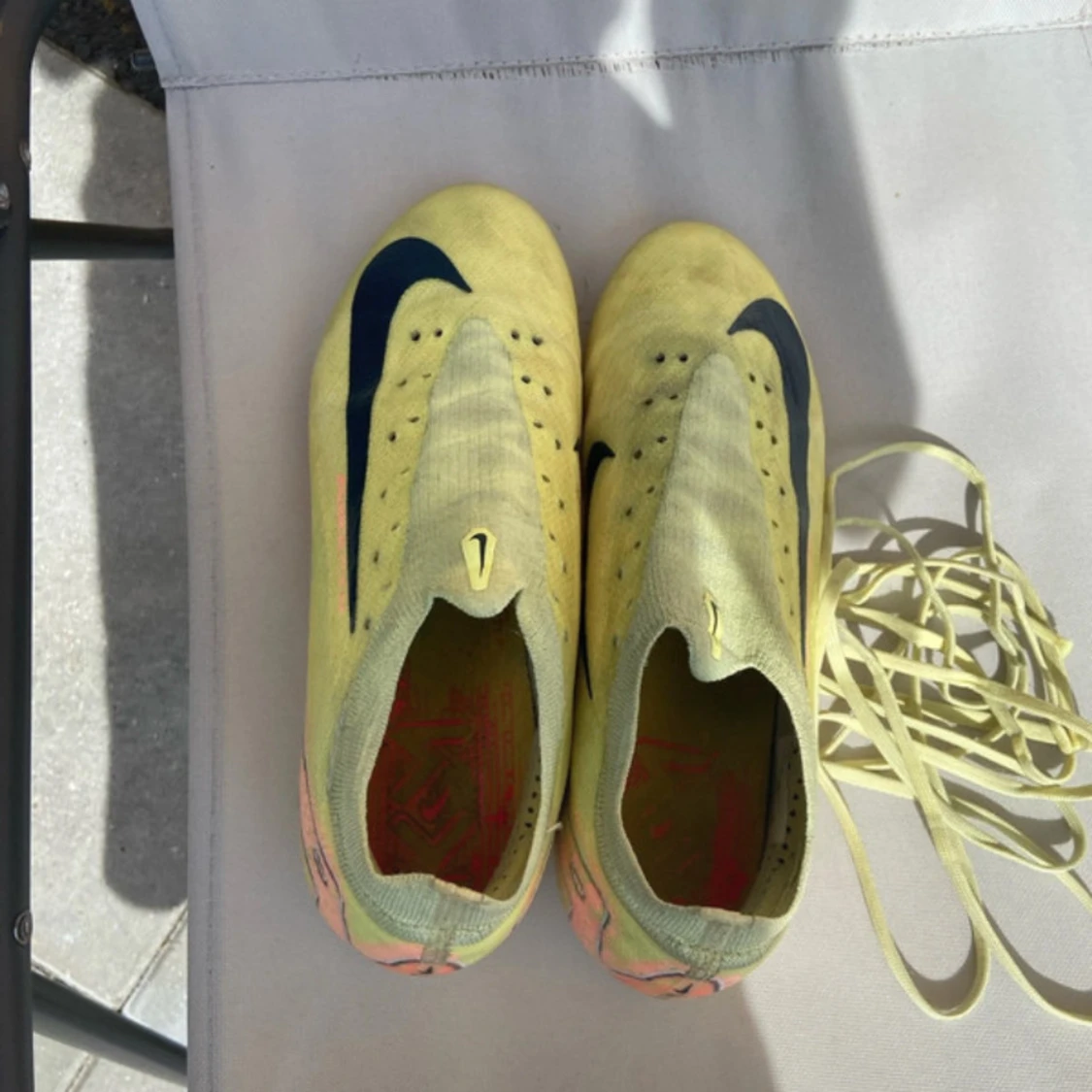 Gula Nike fotbollsskor med svart swoosh