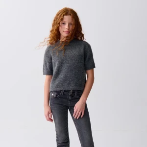 Grå stickad kortärmad från Gina Tricot - Säljer en mysig grå stickad tröja från Gina Tricot Young. använd endast 1 gång. Tröjan har korta ärmar och en rund halsringning. Perfekt för kyligare dagar. Passar bra till jeans eller kjol för en avslappnad look. Tröjan är enbart testad men säljer för den är för liten. Skulle uppskatta tröjan till 158-164.