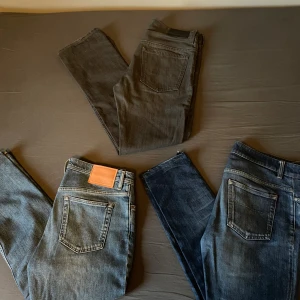Jeans bulk - Säljer tre par jeans i olika färger: ett par ljusblå från Acne Studios med klassisk läderpatch, ett par mörkblå Filippa K och ett par grå j.lindeberg jeans. Alla har raka/slim ben. Nytt värde på alla 6698:-. Mitt pris 999:-. Hör av dig vid minsta lilla fråga😊 4 nya plagg ligger ute!