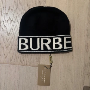 Burberry mössa svart - Som ny. Perfekt till vintern
