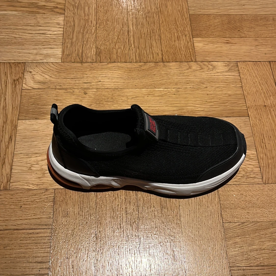 Svarta slip-on sneakers med vit sula från Zara som man kan ha som grmpaskor på idrotten. - 1