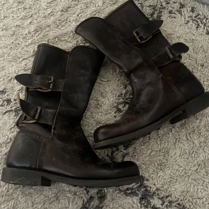 Mörkbruna Primeboots i skinn - Säljer ett par mörkbruna boots från Primeboots. Storlek 37. Nypris 1500kr