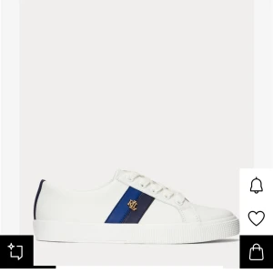 Strl 40 Vita sneakers från Ralph Lauren model Janson top - Snygga vita sneakers från Lauren Ralph Lauren med marinblå rand, guldfärgad RL-logga av skinn. Använd en gång passade inte mina förtret säljer. Bra skick. Ny pris 1 500kr