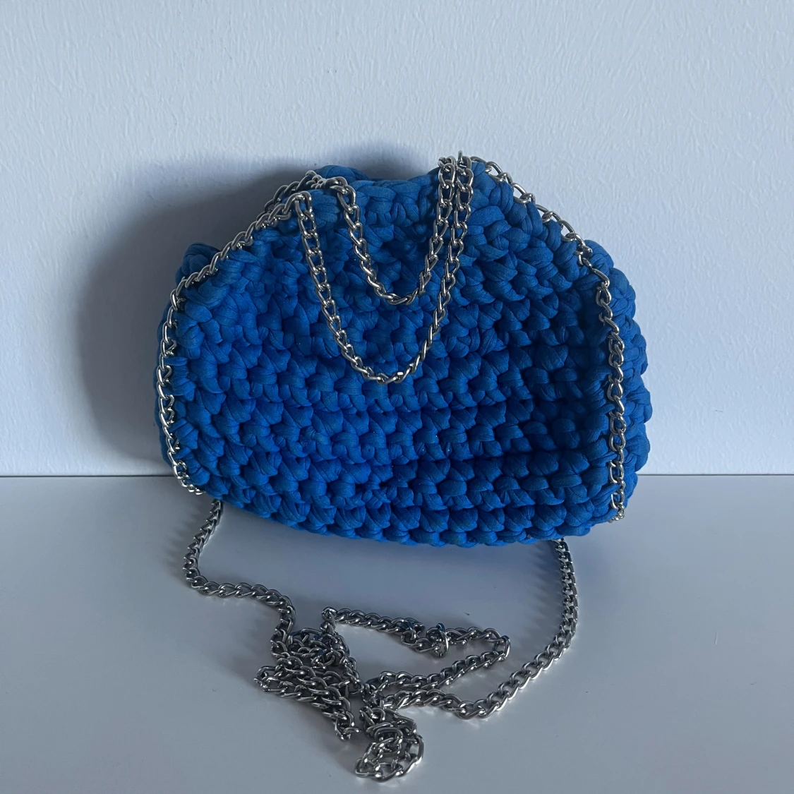 Blå stickad axelväska med kedja - 4