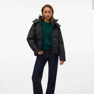 Vinterjacka från vero Moda - Svart vinterjacka från Vero moda i storlek S, använd en vinter fåtal gånger så nästan helt ny❤️‍🔥