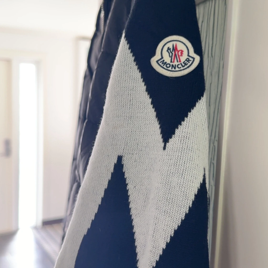 Svart Moncler pufferjacka med stickade ärmar - 1