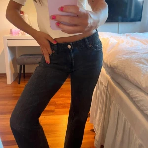 Svarta jeans från Zara - Snygga svarta jeans från Zara, modell The Indie Pant. Jeansen har raka ben med råa, fransiga avslut och klassisk femficksdesign. Materialet är denim i bomull och passformen är normal med midja som sitter bekvämt. Perfekta för en trendig och avslappnad look.