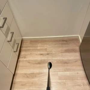 Taylormade  - Bilderna visar en golfklubba, TaylorMade Rescue MID 4 med 22 graders loft. Klubban har synliga tecken på användning och slitage på klubbhuvudet, men ser ut att vara i funktionellt skick. Perfekt för dig som söker en pålitlig hybridklubba till ett bra pris.