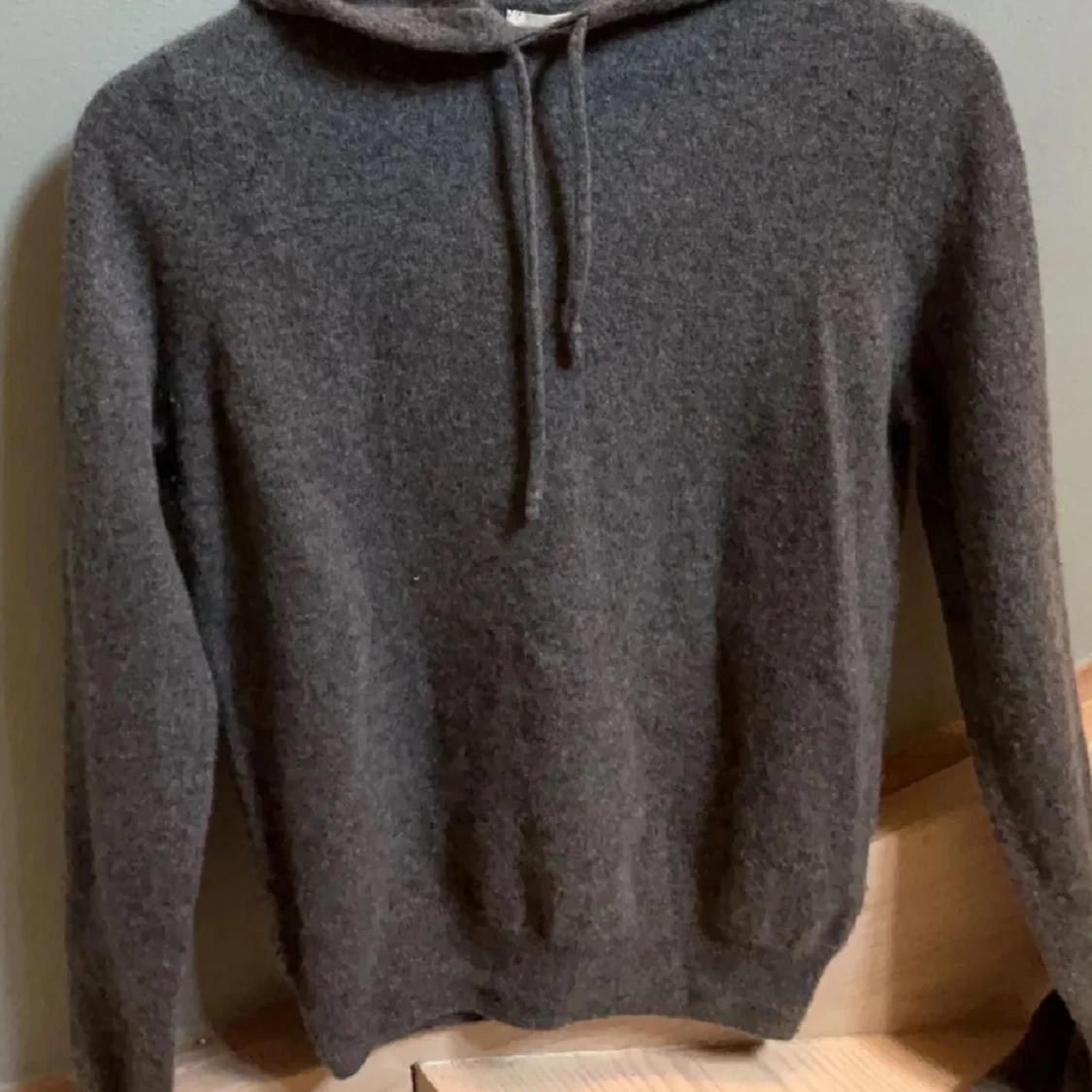 Grå kashmirhoodie från Soft Goat - 2