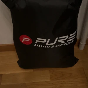 Pure2Improve Fotbollsmålträffnät 7manna -9manna  - Träningsnät för fotbollsmål, perfekt för att förbättra skottprecision. Passar fullstora mål (24x8 fot). Levereras i praktisk väska, nätet är i gott skick utan synliga skador eller slitage. Enkel montering och robust konstruktion för utomhusbruk.